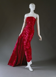 Lys Noir evening dress, fall/winter 1957–58  © The Metropolitan Museum of Art