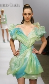 1-robe-courte-a-effet-neuphar-en-organza-irise-en-degrade-de-vert_bleu-ceinture-brode-de-petits-galets